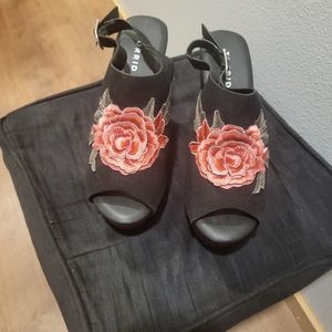 Torrid Embroidered Rose Wedges Size 8